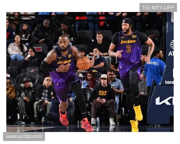 詹姆斯丝滑转身过人强攻2+1 湖人第二节连追至3分缩小差距